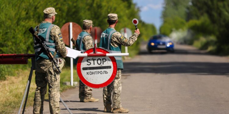 На Закарпатті прикордонники врятували родину з палаючої автівки