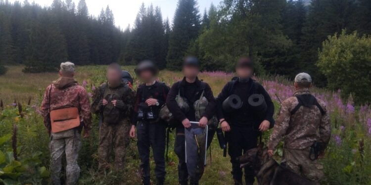 На Закарпатті службовий пес допоміг затримати чотирьох порушників на кордоні з Румунією (ФОТО)