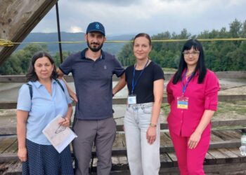 На Закарпатті відібрали проби води з Тиси разом із румунами (ФОТО)