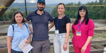 На Закарпатті відібрали проби води з Тиси разом із румунами (ФОТО)