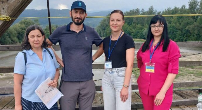 На Закарпатті відібрали проби води з Тиси разом із румунами (ФОТО)