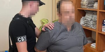 На Закарпатті викрили лікаря ВЛК, який за гроші “списував” військовозобов’язаних (ФОТО)