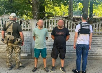 На Закарпатті затримали двох чоловіків на самокатах, які намагалися потрапити до Словаччини –
