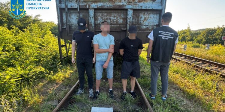 На Закарпатті затримали працівника депо, який віз ухилянта до кордону тепловозом (ФОТО)
