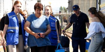 На Закарпатті зустріли евакуаційний потяг з Донеччини (ФОТО)