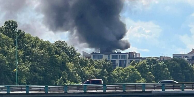 Над Ужгородом здіймається дим: горить новобудова на Слов’янській набережній –