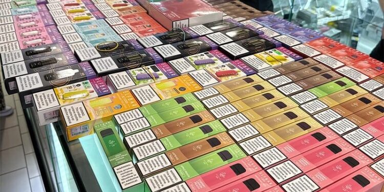 Нардепи пропонують повністю заборонити електронні сигарети в Україні