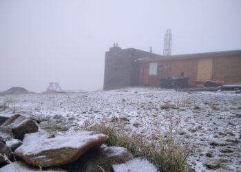 Перші ознаки зими на Закарпатті: на горі Піп Іван випав сніг –