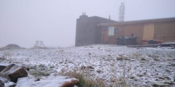 Перші ознаки зими на Закарпатті: на горі Піп Іван випав сніг –