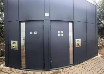 Після пів року суперечок: в Ужгороді нарешті встановили першу громадську вбиральню –