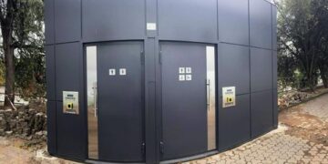 Після пів року суперечок: в Ужгороді нарешті встановили першу громадську вбиральню –