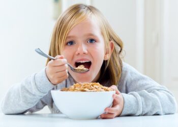 Пластівці на сніданок для дитини: хороша чи погана ідея