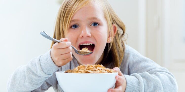 Пластівці на сніданок для дитини: хороша чи погана ідея