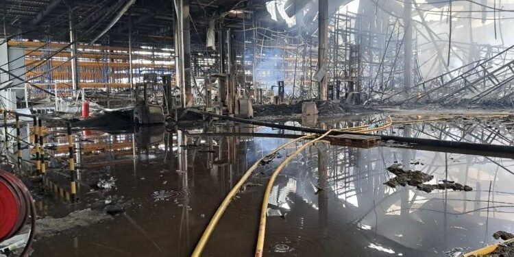 Працівників Flex відправили у простій: компанія обіцяє зберегти персонал –