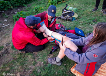 Рахівські рятувальники евакуювали туристку, яка травмувалася на Говерлі (ФОТО)