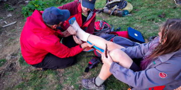 Рахівські рятувальники евакуювали туристку, яка травмувалася на Говерлі (ФОТО)