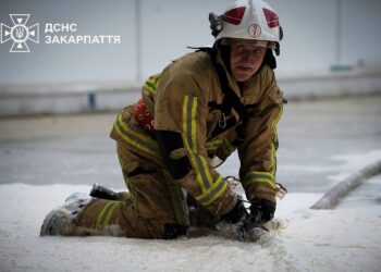 Рятувальники ліквідували масштабну пожежу після ракетного удару по заводу в Мукачеві (ФОТО)