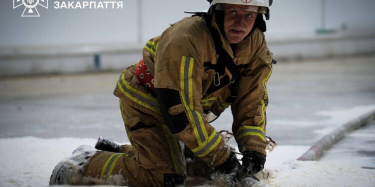 Рятувальники ліквідували масштабну пожежу після ракетного удару по заводу в Мукачеві (ФОТО)