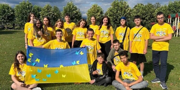 Розпочалася літня зміна “Блогер Кемпу” від Фонду Ріната Ахметова для дітей, які постраждали від війни