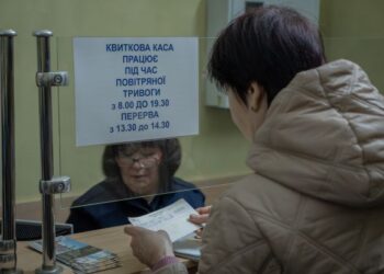 Рух на Закарпатті відновлять у неділю: що відомо про сходження вагонів –