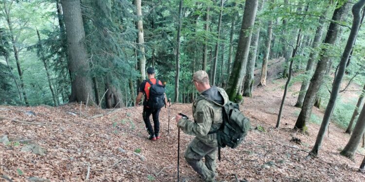 Румунські рятувальники розшукали українця, який 5 днів блукав Карпатами (ФОТО)