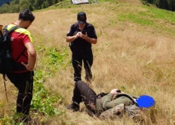 Румунські рятувальники знайшли українця, який чотири доби провів у горах без води (ФОТО)