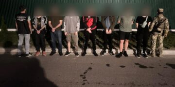 Сімох чоловіків, які шукали шлях за кордон у Telegram, затримали на Тячівщині (ФОТО)