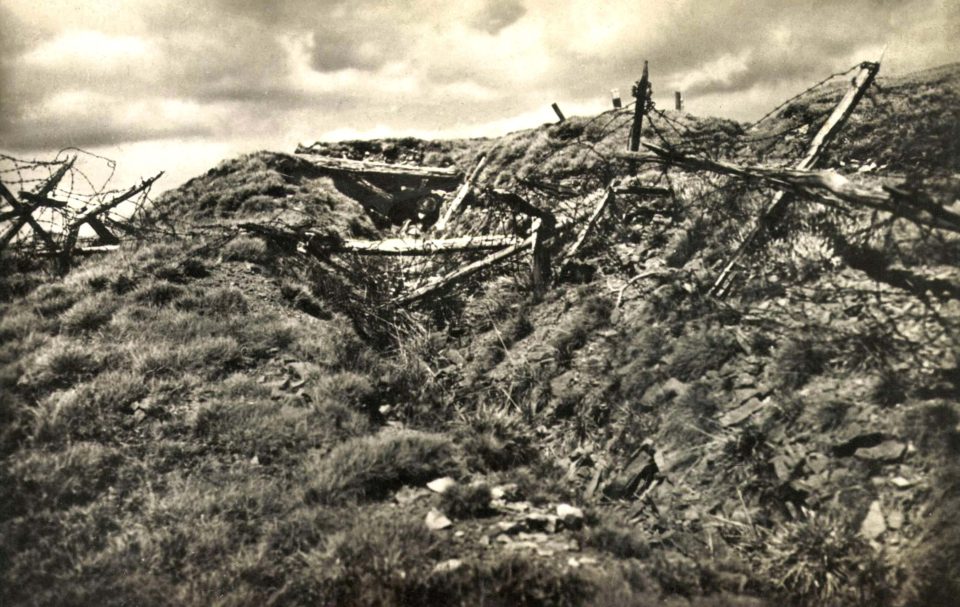 Окопи й колючий дріт часів ПСВ у горах Рахівщини. Листівка 1920 х років. Архів Михайла Марковича