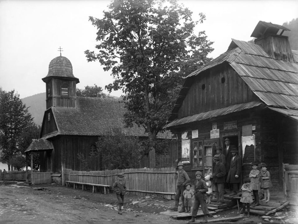 Люди біля магазина та церкви у селі Руська Мокра, 1927 рік. Фото Богуміла Вавроушека. Fotoarchiv Akademie V?d ?r. Praha, ?esk? Republika (1)