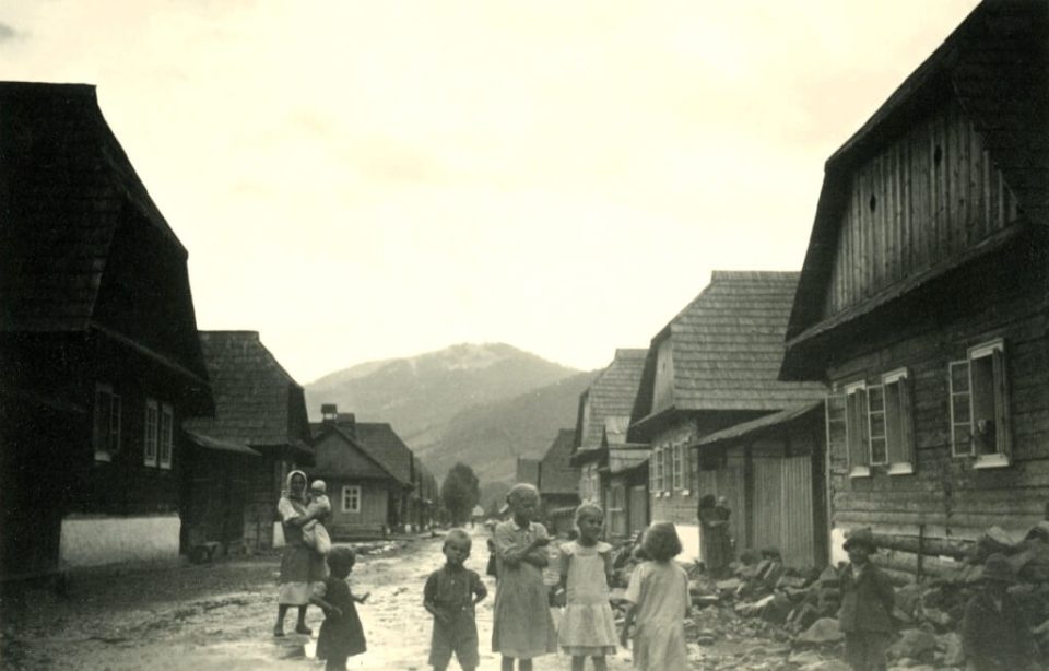 На вулиці у селі німецьких колоністів – Німецька Мокра, 1930 ті роки. Архів Михайла Марковича
