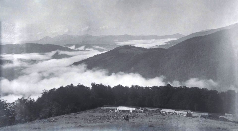 Свидовець. Краєвиди на ліси та салаш пастухів, 1920 ті роки. Фото Їржі Крала. Sb?rka N?rodn?ho Muzea. Praha, ?esk? Republika