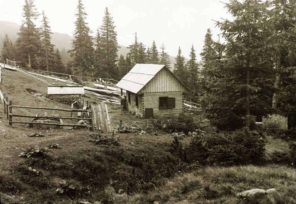 Туристична хатина у горах Рахівщини, 1935 рік. Фото Шермана Сіларда, Fortepan