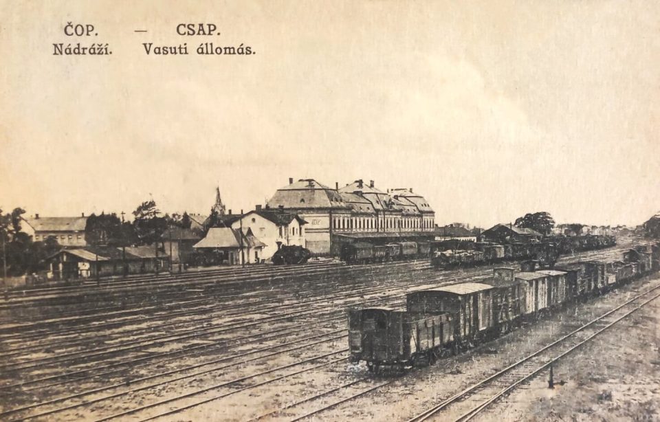 Залізничний вокзал у містечку Чоп. Листівка 1926 року. Архів Михайла Марковича