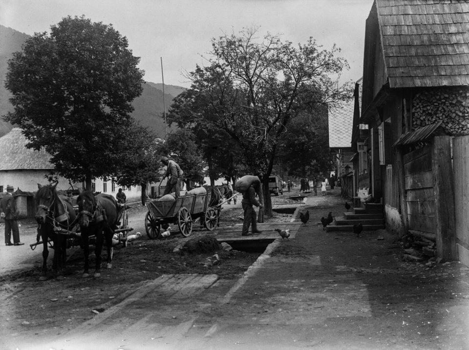 На вулиці у селі Усть Чорна, 1934 рік. Фото Фріца Мюллера. Deutsche Fotothek. Dresden, Deutschland