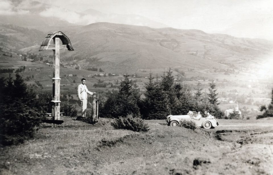 Туристи над селом Синевир, 1937 рік. Фото Тьорьока Дьєнґівера, Fortepan