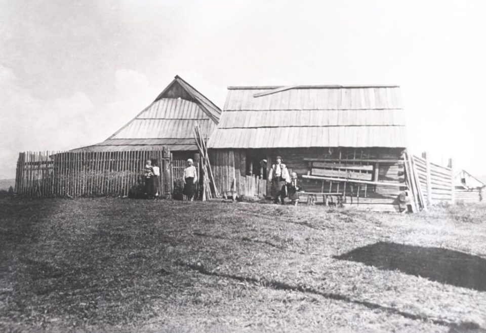 Гуцулки біля хати ґражди на околицях селища Ясіня, початок 1920 х років. Фото Амалії Кожмінової.
