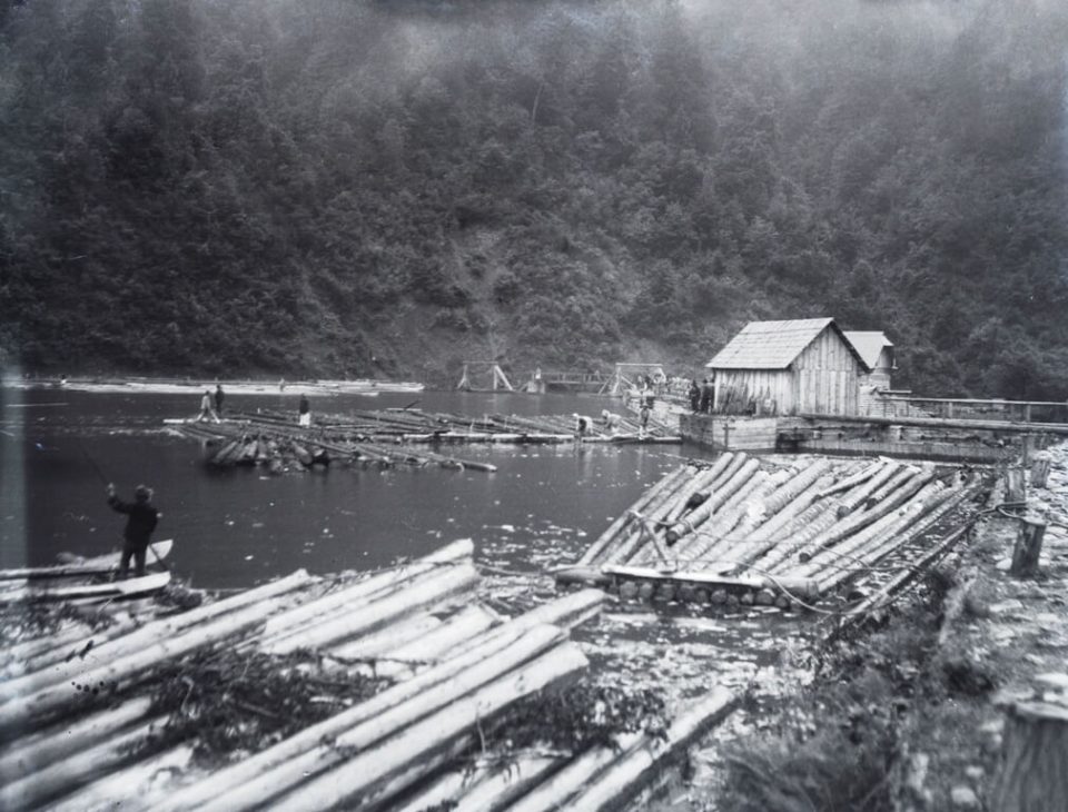 Перед сплавом плотів з клявзи у селі Усть Чорна, 1920 ті роки. Фото Їржі Крала. Sb?rka N?rodn?ho Muzea. Praha, ?esk? Republika