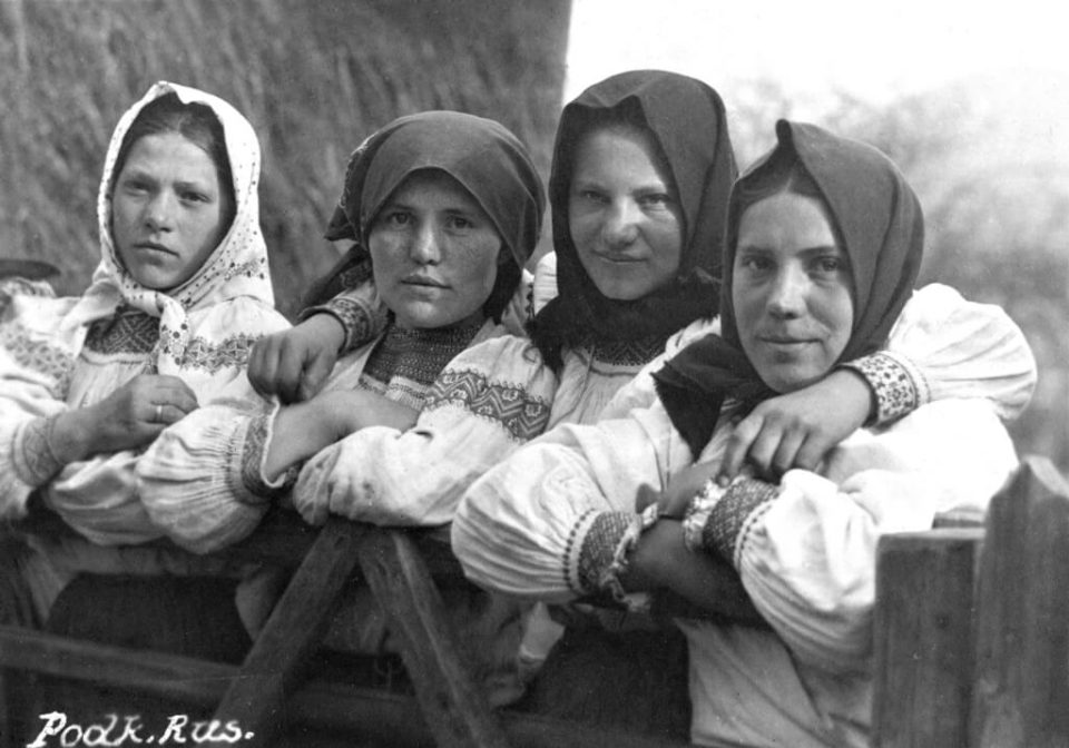 Жінки й дівчата у селищі Воловець. Листівка 1920 х років. Архів Михайла Марковича