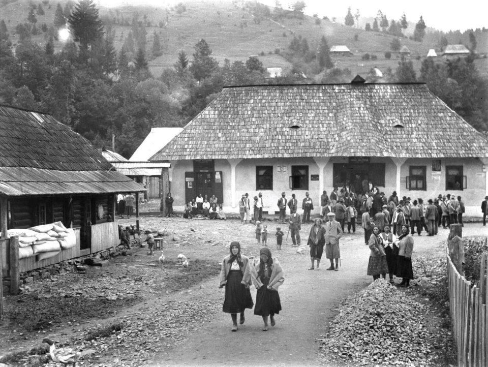 Біля корчми и у селі Брустури, 1934 рік. Фото Фріца Мюллера. Deutsche Fotothek. Dresden, Deutschland