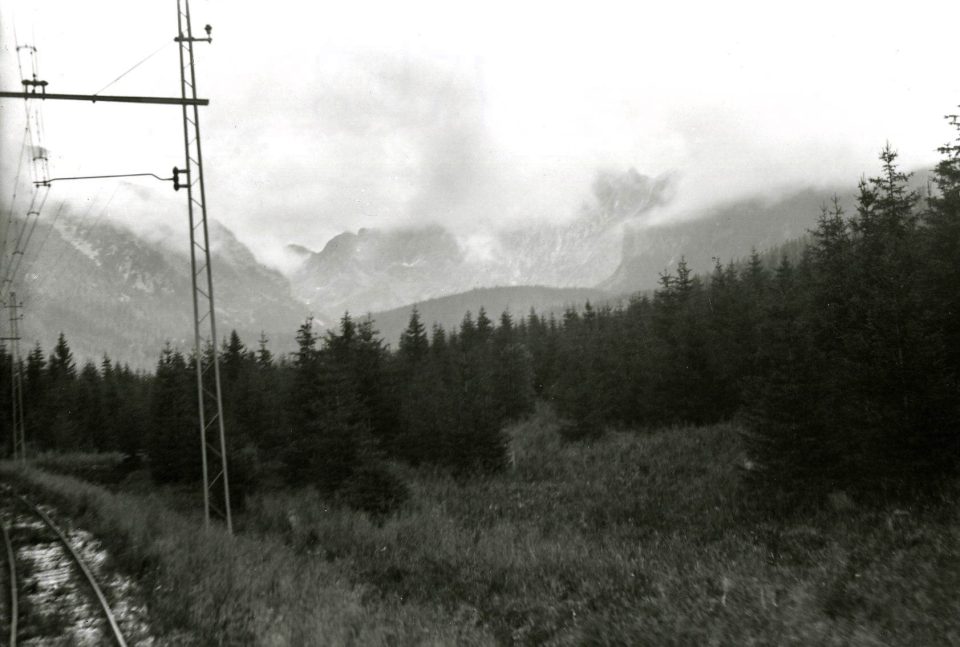 Вид на Високі Татри з потяга, 1930 ті рр. Fotoarchiv ?eskoslovensk? Tiskov? Kancel??e. Praha, ?esk? Republika