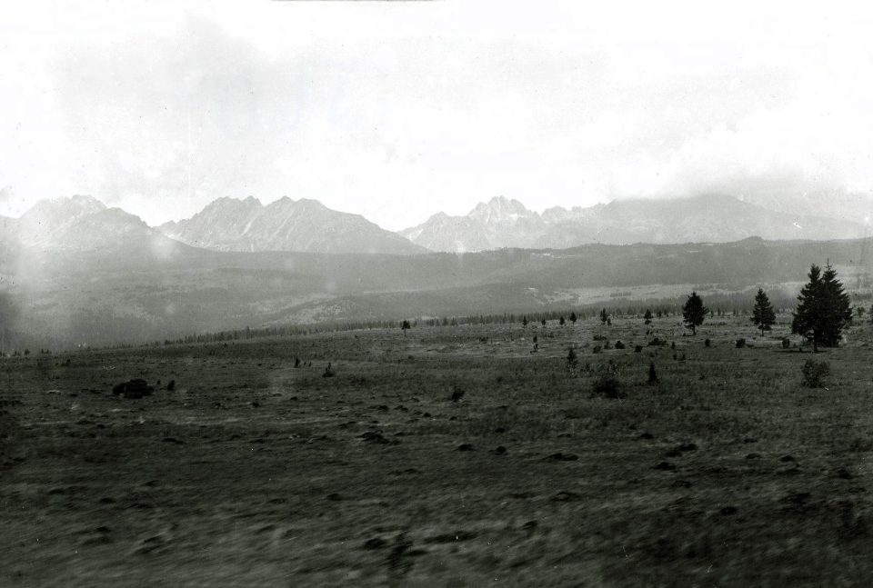 Високі Татри. Вид з потяга, 1930 ті рр. Fotoarchiv ?eskoslovensk? Tiskov? Kancel??e. Praha, ?esk? Republika