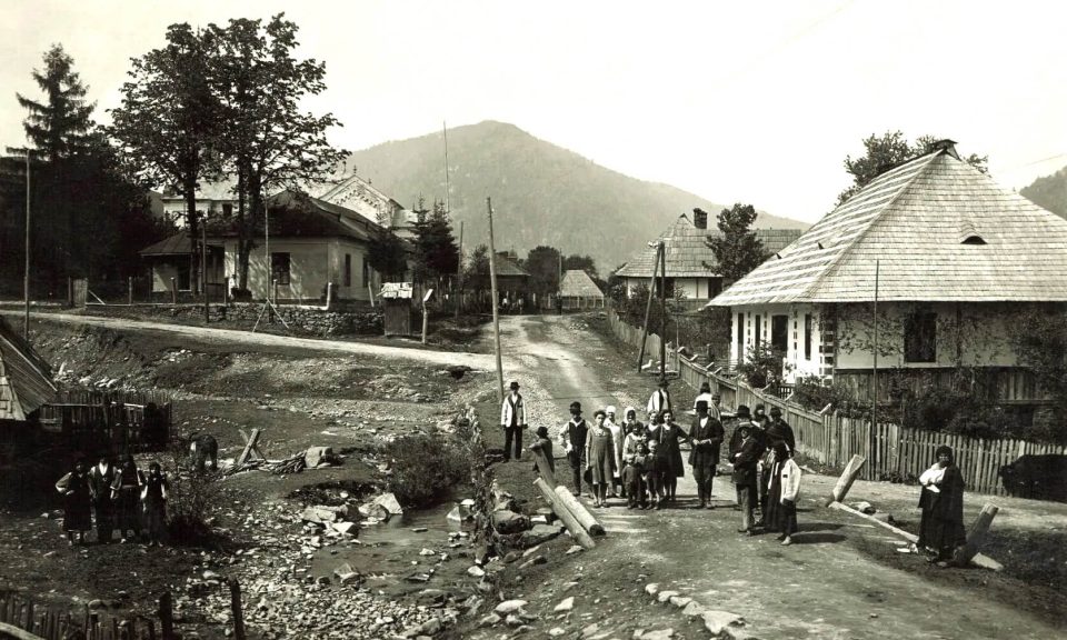 На вулиці у селі Синевир. Листівка 1920 х років. Архів Михайла Марковича