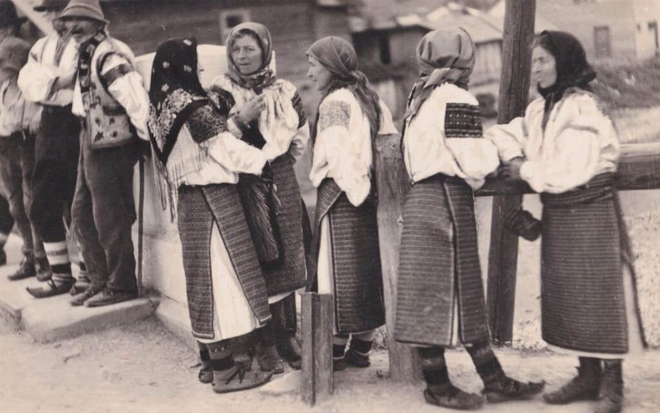 Гуцулки та гуцули у селищі Ясіня на мосту «тридцятка». Листівка 1930 х років. Архів Михайла Марковича