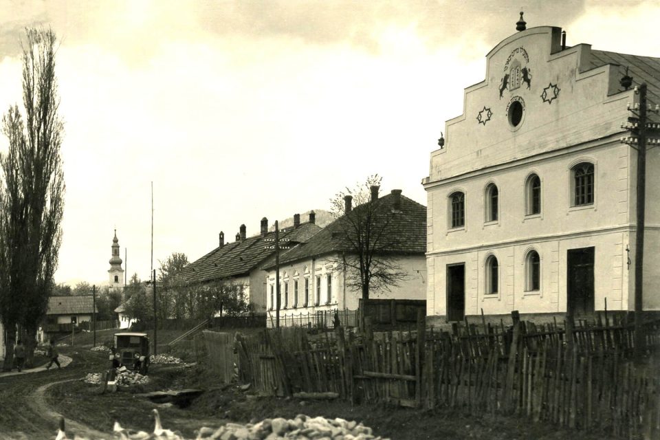 Синагога (справа) у селищі Волове (нині Міжгір’я). Листівка 1920 х років. Архів Михайла Марковича