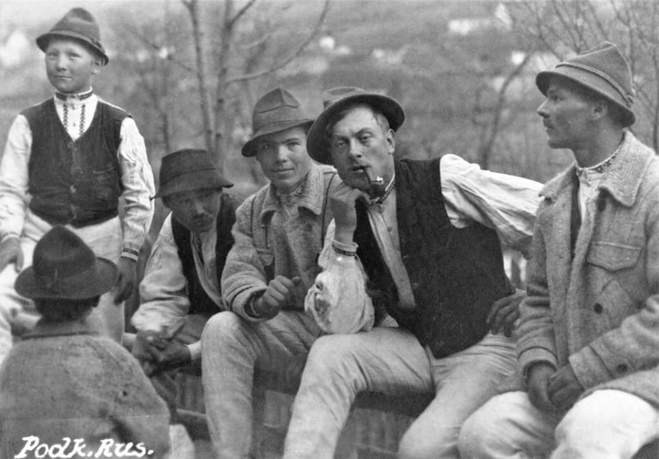 Чоловіки й хлопці у селищі Воловець. Листівка 1920 х років. Архів Михайла Марковича