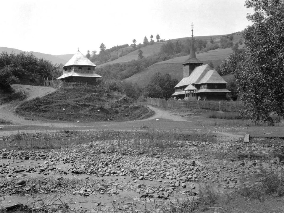 Церква та дзвіниця у селі Тюшка, початок 1920 х років. Фото Рудольфа Гулки. Speci?ln? Sb?rky Slovansk? Knihovny. Praha, ?esk? Republika