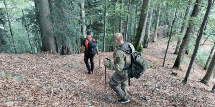 Тиждень блукав горами без їжі: румунські рятувальники врятували українця –