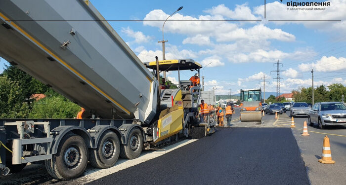 Триває ремонт дорожнього покриття поблизу кільцевої розв’язки в напрямку Ракошина – водіїв просять бути уважними