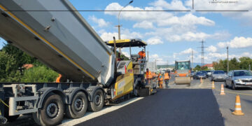 Триває ремонт дорожнього покриття поблизу кільцевої розв’язки в напрямку Ракошина – водіїв просять бути уважними