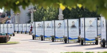 У центрі Ірпеня жінка била кулаком по портретах загиблих бійців і показувала непристойний жест